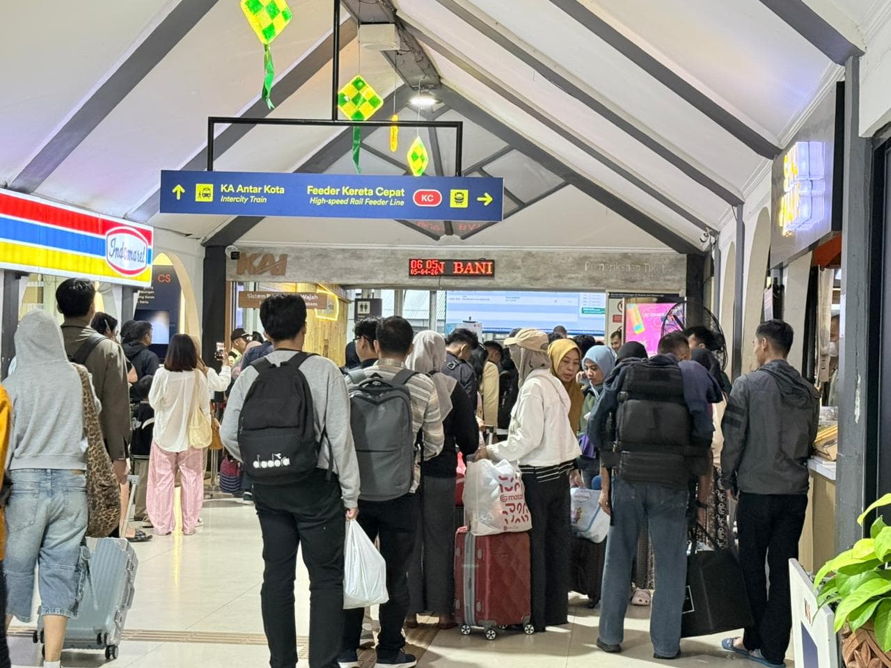Weekend Makin Seru Naik Kereta Api: Duduk Santai, Ngobrol Bareng sambil Lihat Pemandangan Sepanjang Jalan.