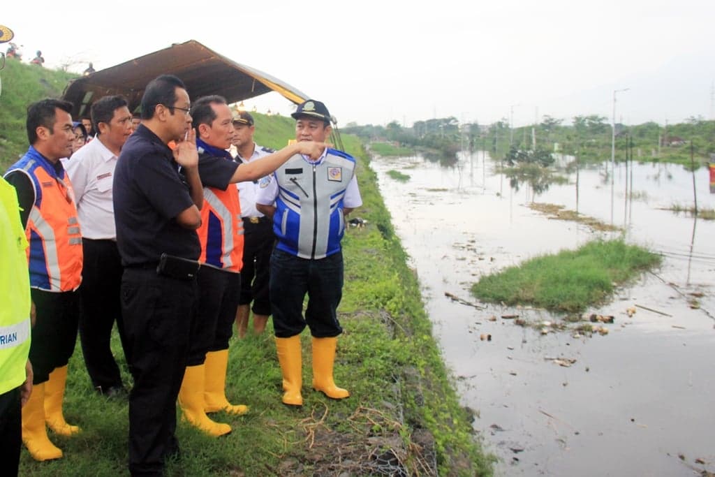Direktur KAI Tinjau Jalur KA yang Terkena Bencana Alam