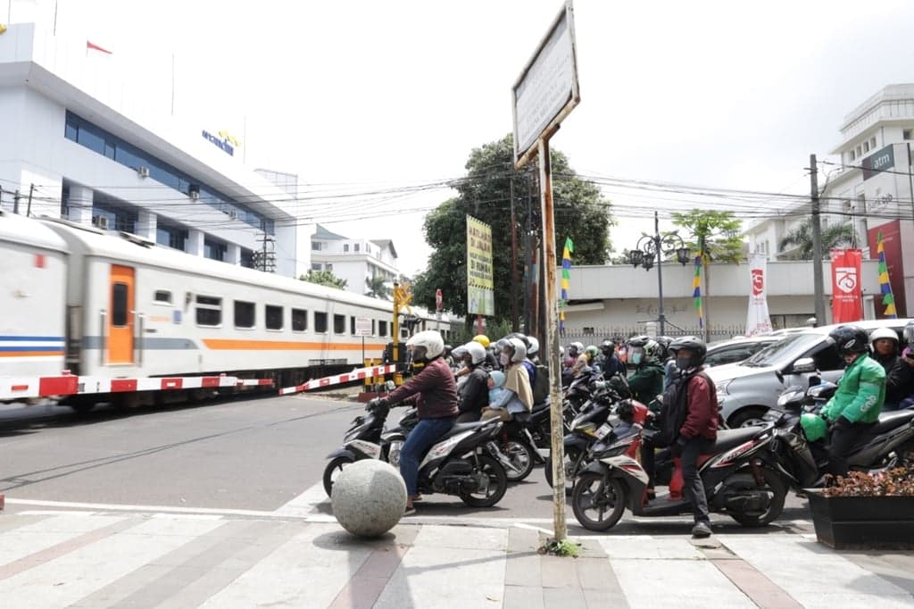 Pintu Perlintasan untuk Mengamankan Perjalanan Kereta Api