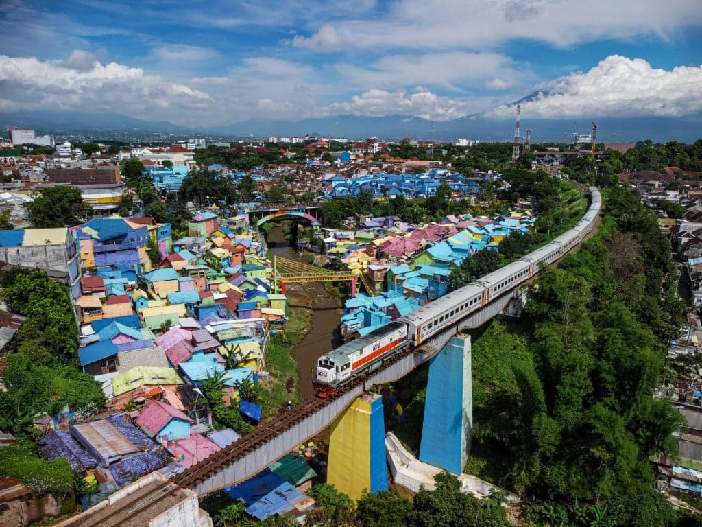 Naik Kereta Api? Yuk Cobain Wisata Dekat Stasiun, Bisa Jalan Kaki