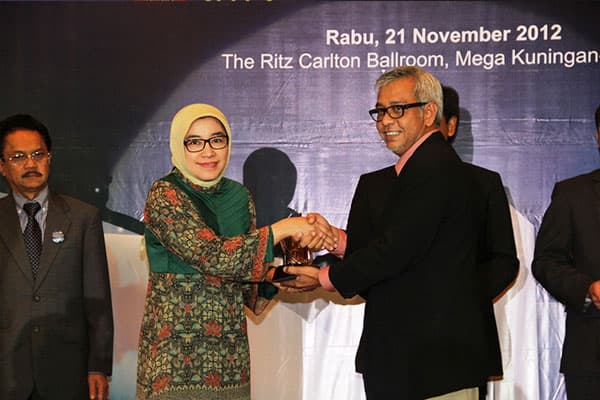 PT KAI Raih 5 Penghargaan di Anugerah Business Review 2012