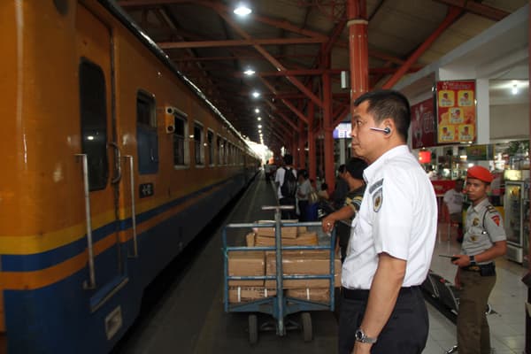 Liburan Natal dan Tahun Baru 2013, Lebih Dari 3 Juta Penumpang Diangkut Kereta Api