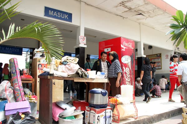 Kios Di Stasiun Bekasi Dibongkar Sendiri Oleh Penyewanya