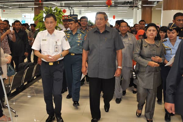 Presiden SBY Naik KA Bandara Kualanamu Saat di Medan