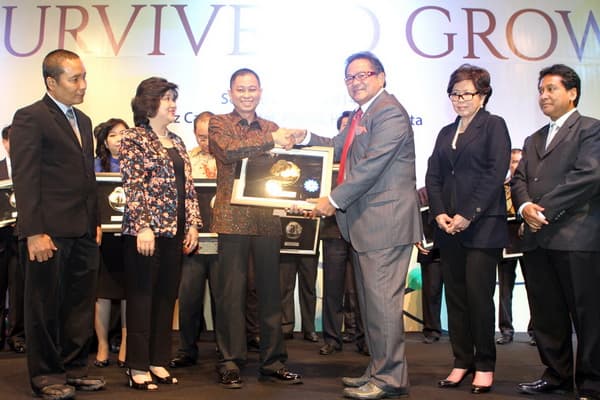 Direktur Utama PT KAI, Ignasius Jonan Sebagai The Best CEO (The Golden Frame) Bisnis Indonesia Award 2014
