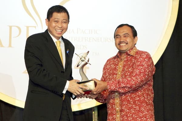 Direktur Utama PT KAI Terima Penghargaan Outstanding Entrepreneurship dalam APEA 2014