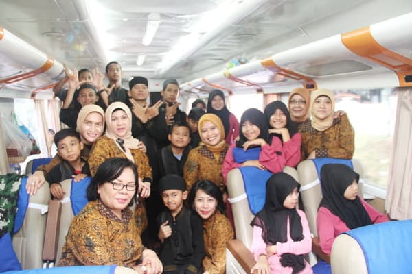 PT KAI Ajak Santri Naik Kereta Api