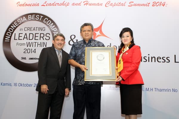PT KAI mendapatkan The Third Champion of Indonesia Best Company in Creating Leaders from Within 2014