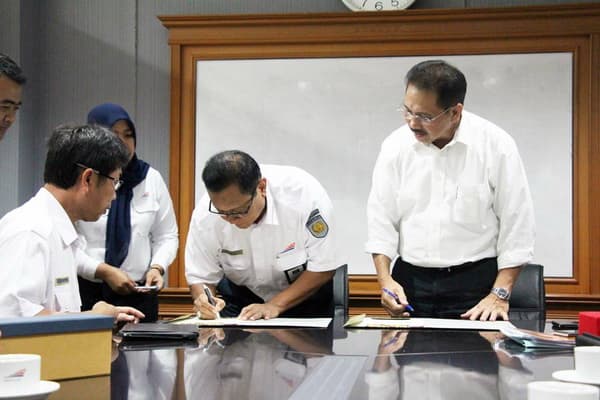 Penandatanganan MoU antara PT KAI dengan PT Jakarta Propertindo