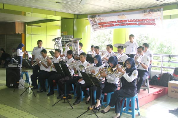  Marching Band Locomotive Hibur Penumpang di Stasiun Gambir