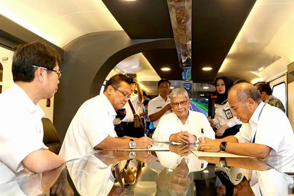 Penandatanganan MoU KAI dengan Angkasa Pura I