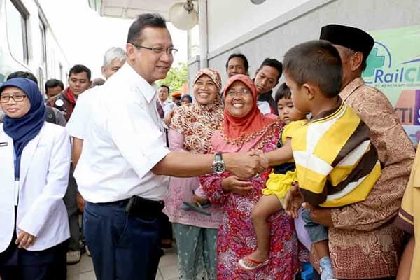 Bakti Sosial Rail Clinic di Stasiun Wojo