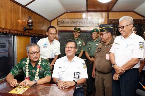 Nuansa Candi Borobudur Hiasi KA Kaligung Mas