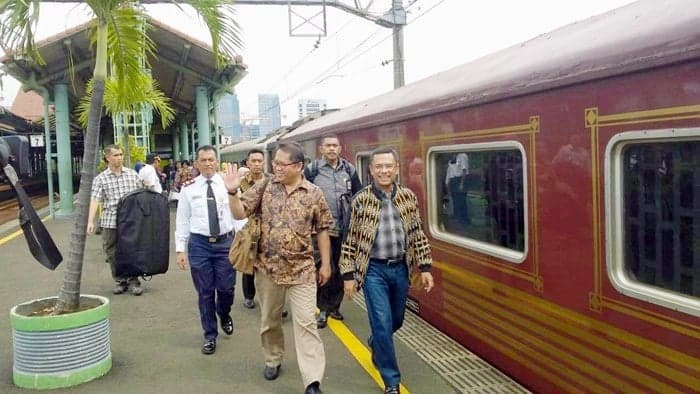 Jajaran Menteri Kabinet Kerja Gunakan Kereta Wisata