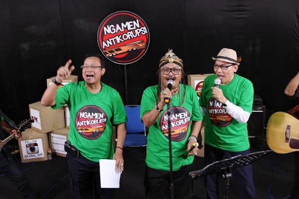 Kegiatan Ngamen Anti Korupsi di Stasiun Bandung