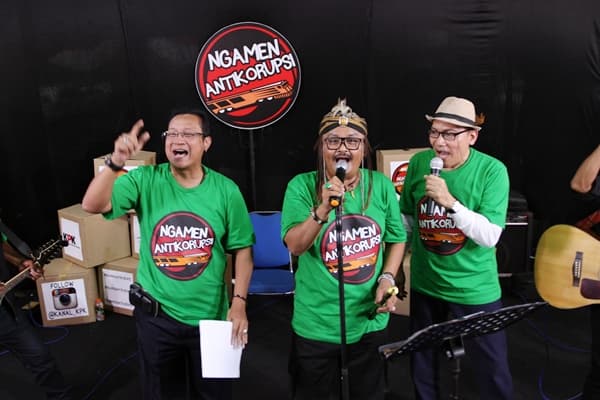 Kegiatan Ngamen Anti Korupsi di Stasiun Bandung