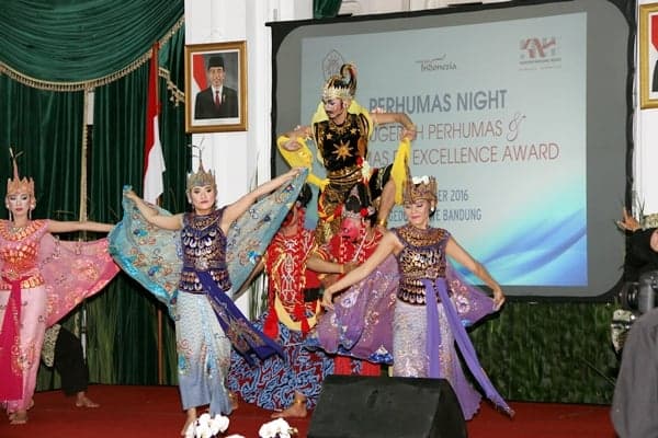 Dirut KAI Raih Penghargaan di Konvensi Humas Nasional 2016