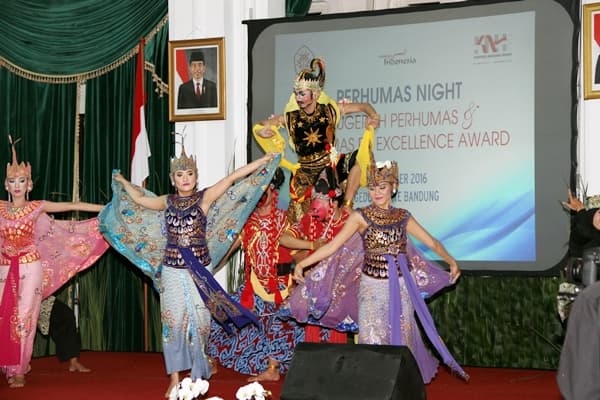 Dirut KAI Raih Penghargaan di Konvensi Humas Nasional 2016