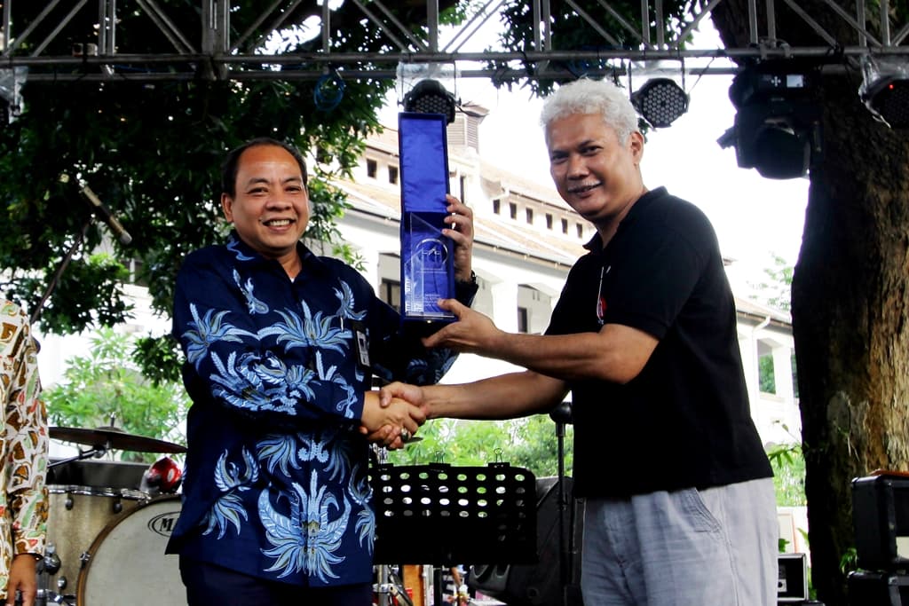 KAI Terima Penghargaan IAI Award 2016