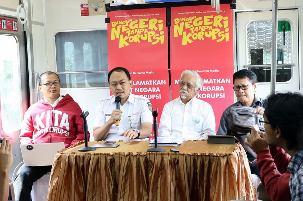 KAI dan ICW Gelar Diskusi Unik di Gerbong KRL
