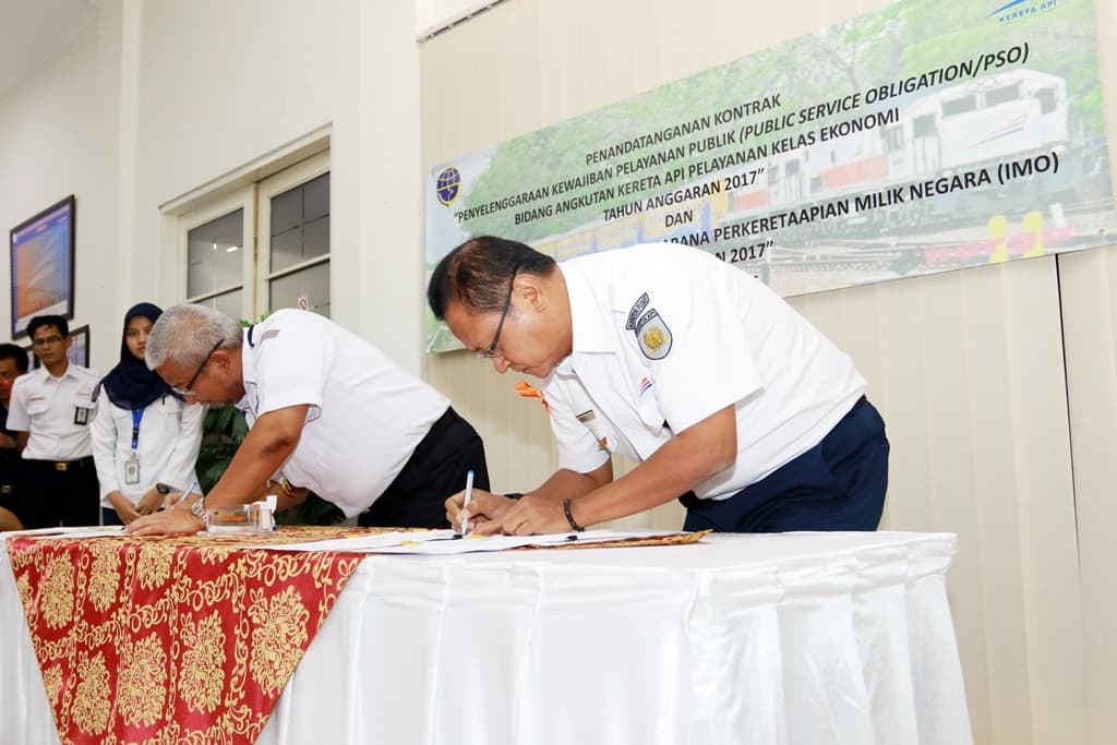 KAI dan Kemenhub Tandatangani Kontrak PSO dan IMO Tahun 2017