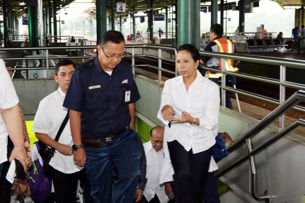 Menteri  BUMN dan Menteri ESDM Nikmati Kereta Baru KAI
