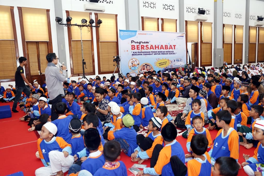 KAI Semarakan Ramadhan dengan Anak yatim