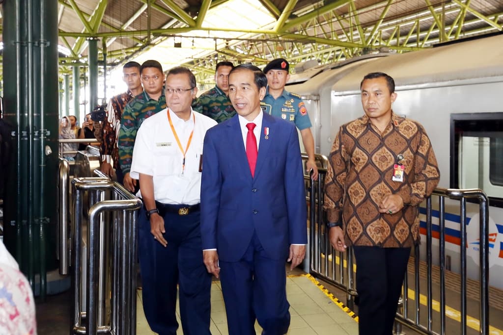 Presiden Jokowi Menggunakan KLB RI 1 menuju ke Sukabumi 