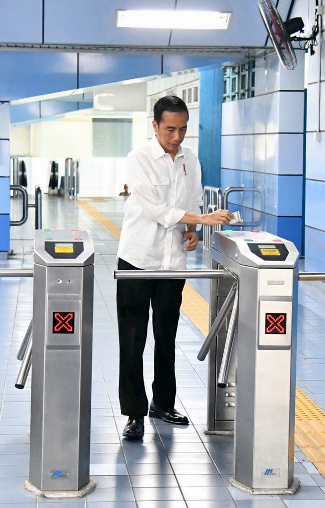 Presiden RI Joko Widodo Menggunakan KRL