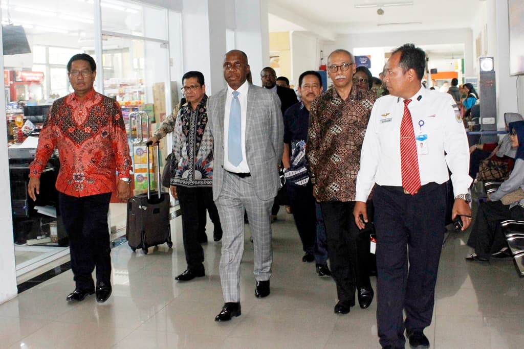 Kunjungan Menteri Transportasi Nigeria di Stasiun Solo Balapan