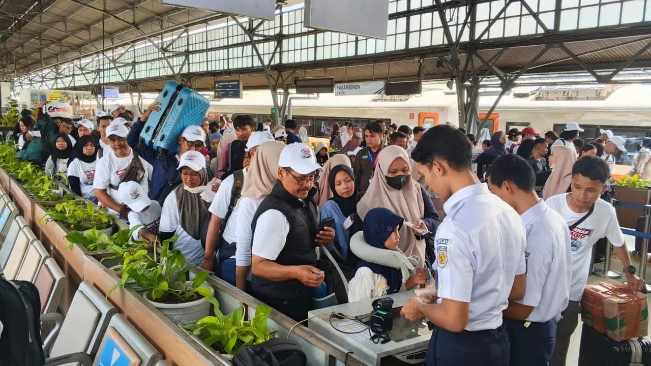 KAI Berangkatkan 16 Ribu Peserta Mudik Gratis Menggunakan Kereta Api