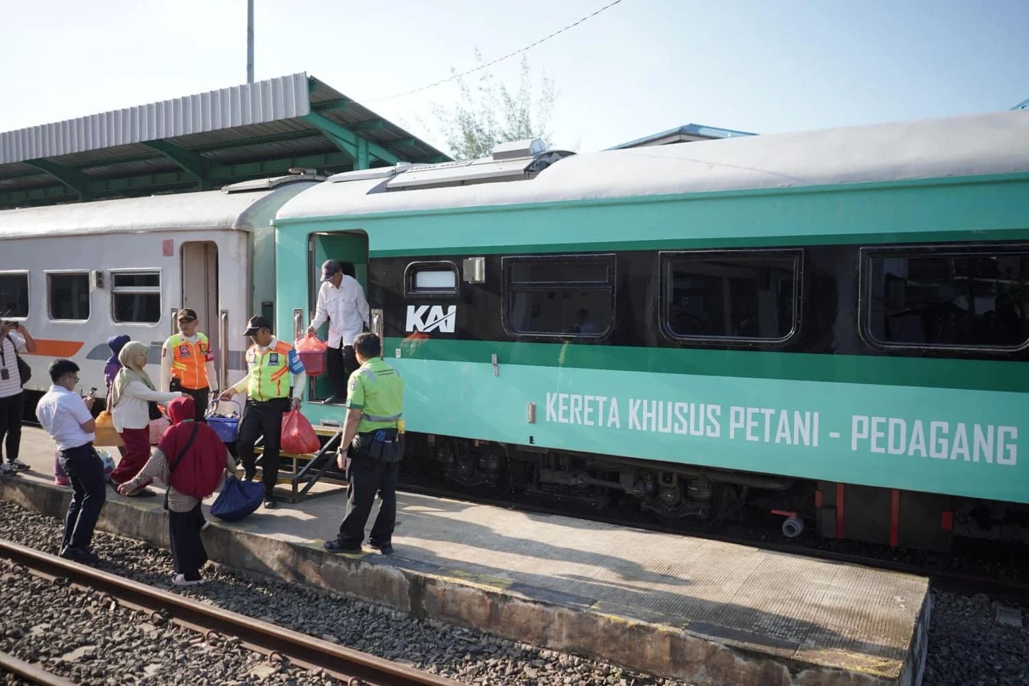 Tarif Rp3.000 yang Menggerakkan Jutaan Perjalanan: KA Lokal Rangkasbitung - Merak dan Kereta Petani Pedagang Menjadi Penghubung Aktivitas Ekonomi Banten