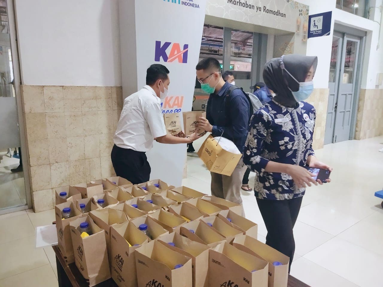 KAI Bagikan Takjil Gratis Bagi Pelanggan