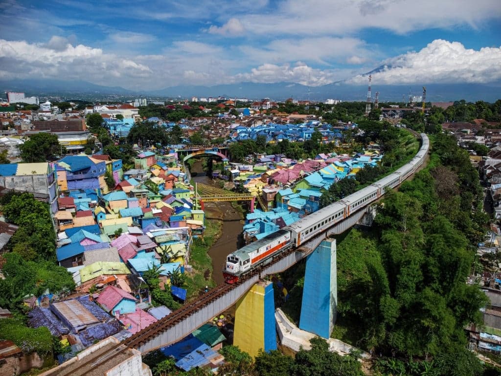 Naik Kereta Api? Yuk Cobain Wisata Dekat Stasiun, Bisa Jalan Kaki