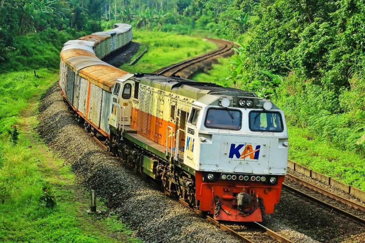 Dukung Ketahanan Pangan, KAI Salurkan 10.050 Ton Pupuk ke Berbagai Daerah