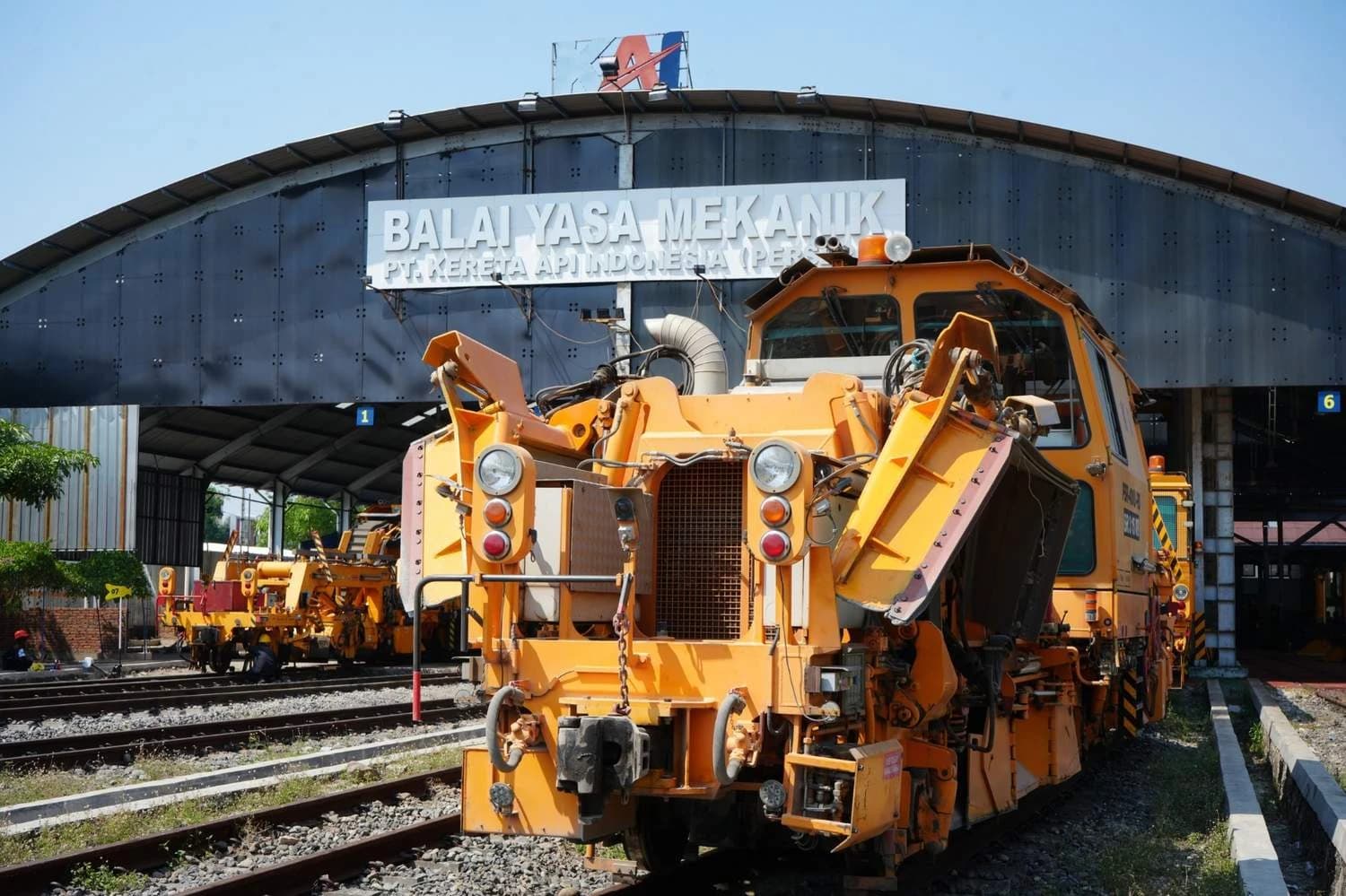 Dari Balai Yasa Cirebon Prujakan, 51 Mesin Perawatan Rel Siap Menjaga Perjalanan Kereta Tetap Andal