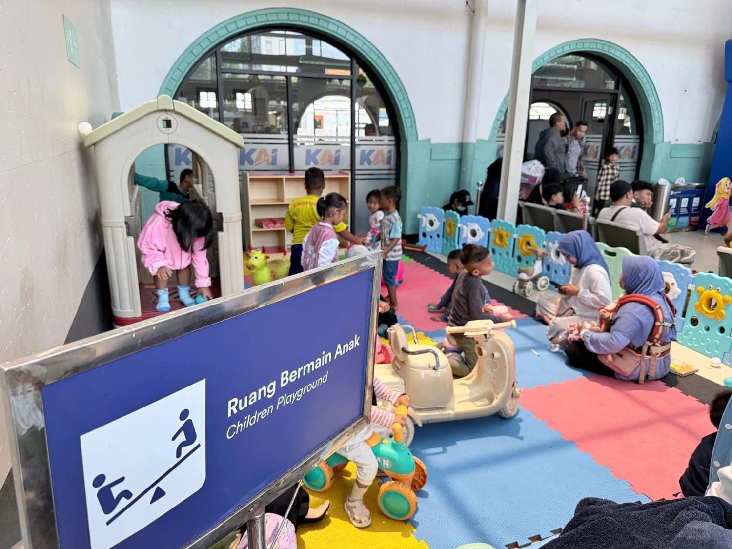40 Stasiun Kini Punya Area Bermain Anak, Liburan Keluarga Naik Kereta Makin Seru
