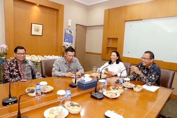 Menteri BUMN Bangga Kepada Karyawan KAI