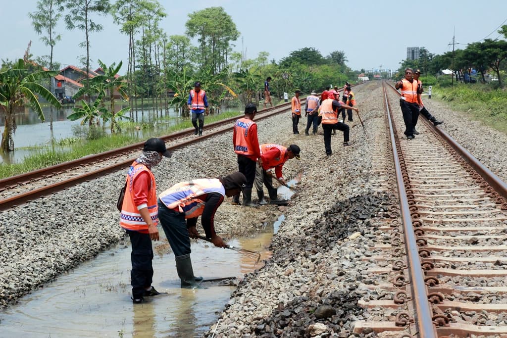 KAI Perbaiki Jalur yang Terhambat Banjir