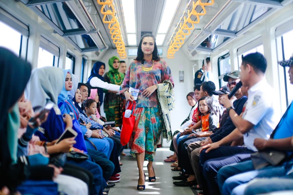 Promosikan LRT Sumatera Selatan Melalui Peragaan Busana