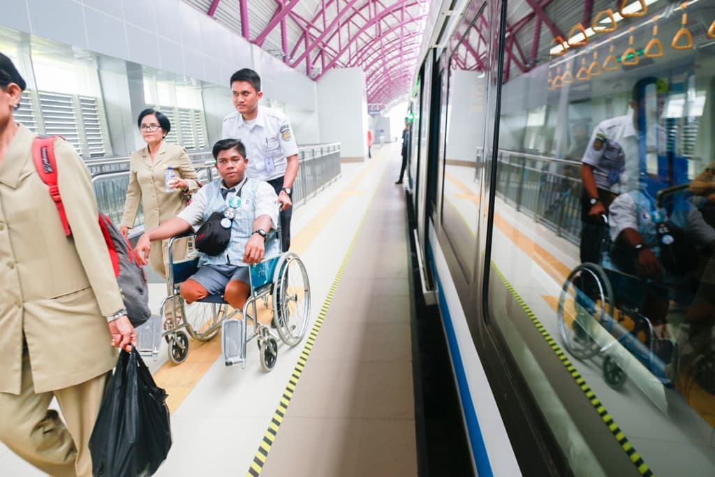 Sambut Hari Disabilitas Internasional, KAI ajak Siswa Difabel Naik LRT Sumsel