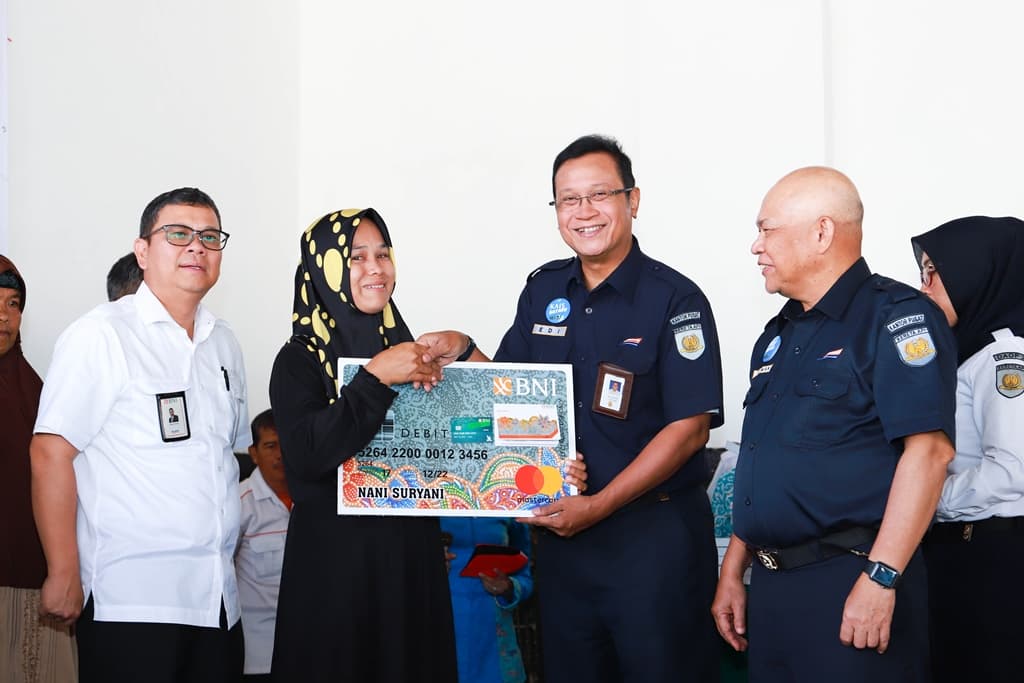 Direktur Utama KAI Serahkan Uang Kerahiman Untuk Warga Terdampak Reaktivasi Jalur Cibatu-Garut