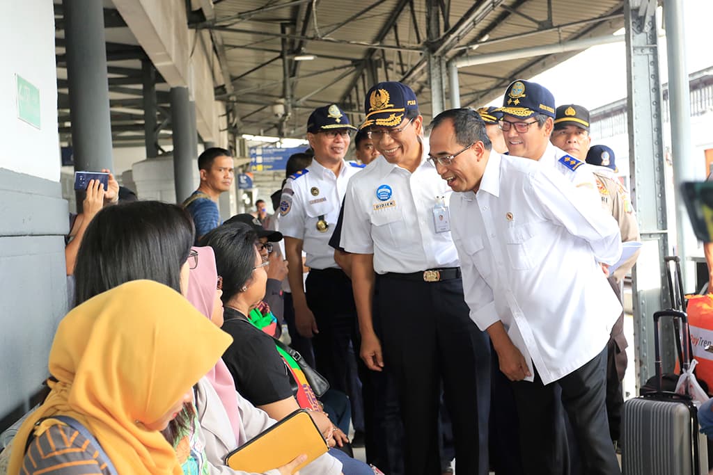 Pastikan Kesiapan Angkutan Nataru, Menhub Cek Stasiun Pasar Senen