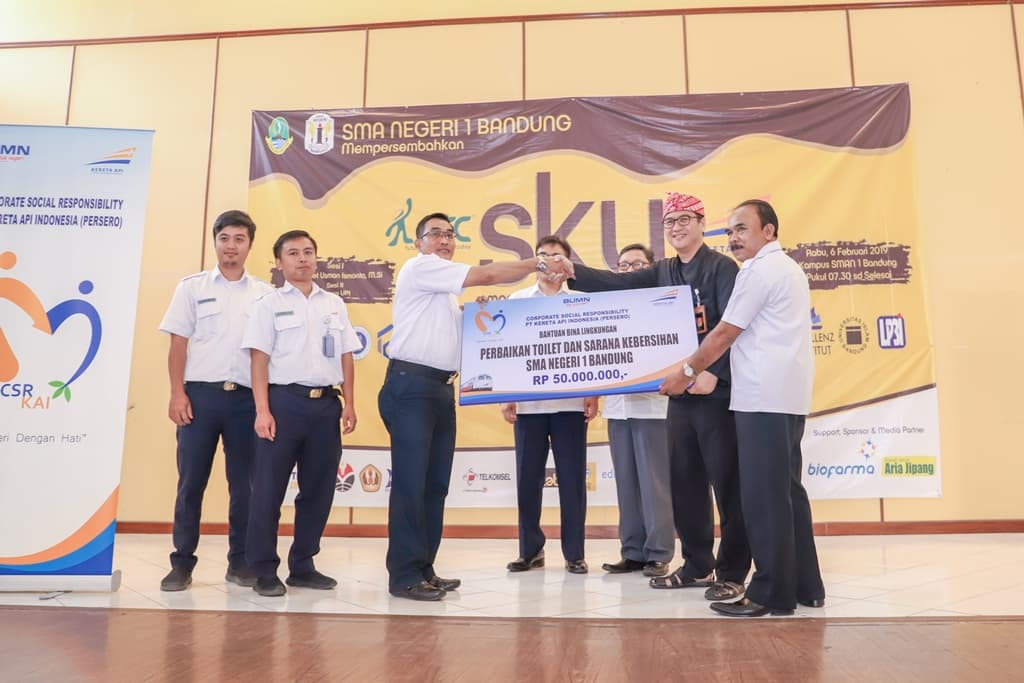 KAI Salurkan Bantuan Pendidikan dan Bencana Alam