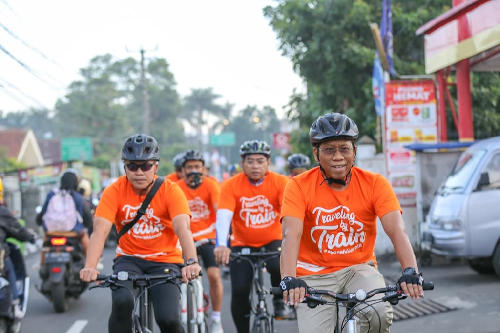 KAI Serahkan Bantuan dalam Kegiatan Gowes bersama Direksi