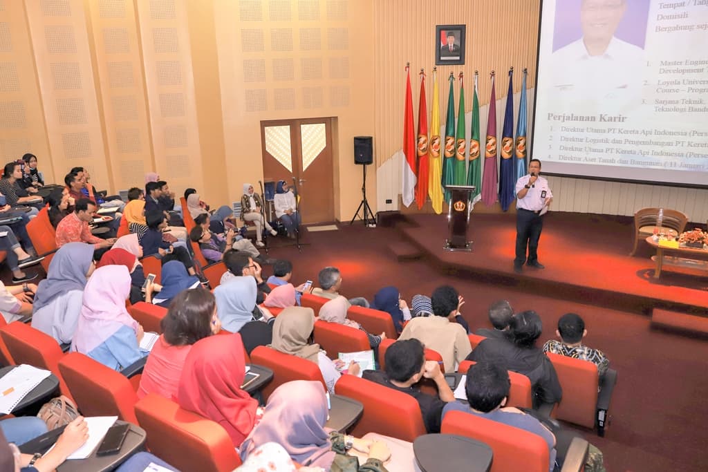 Dirut KAI Ungkapkan Kunci Sukses Transformasi Perusahaan ke Mahasiswa