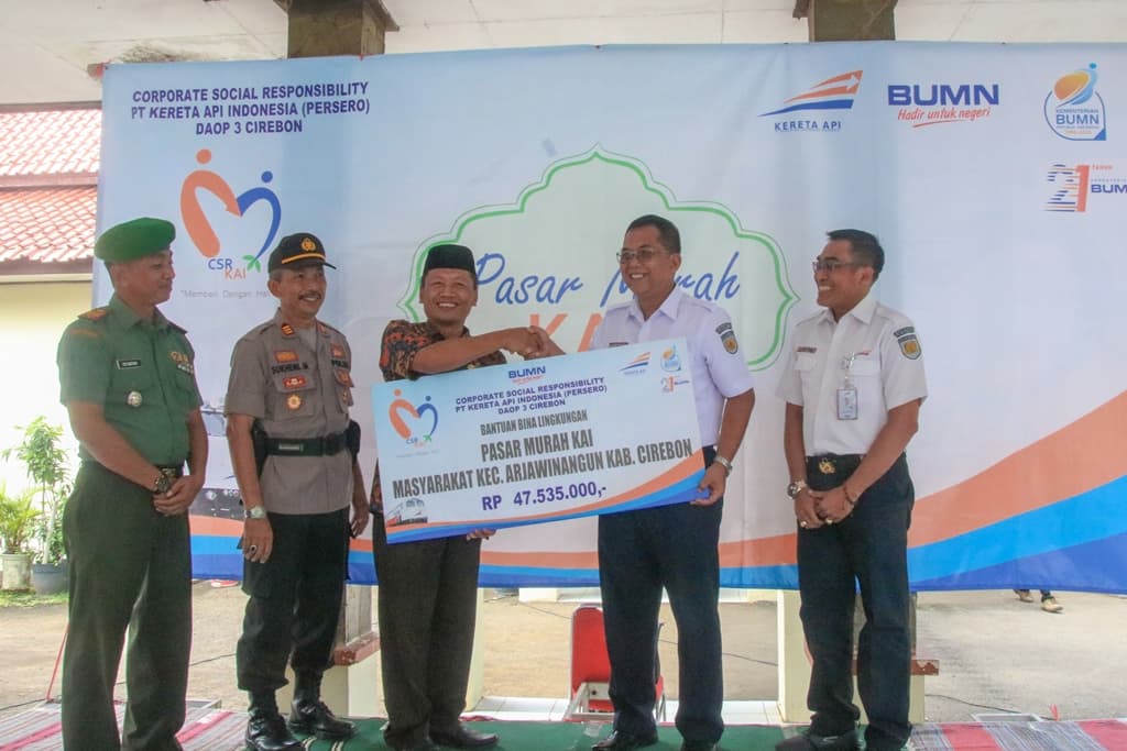 Peringati HUT Kementerian BUMN, KAI Gelar Pasar Murah