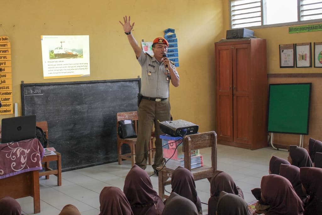 KAI Berikan Beasiswa kepada Murid SD N 2 Bulak Jatibarang