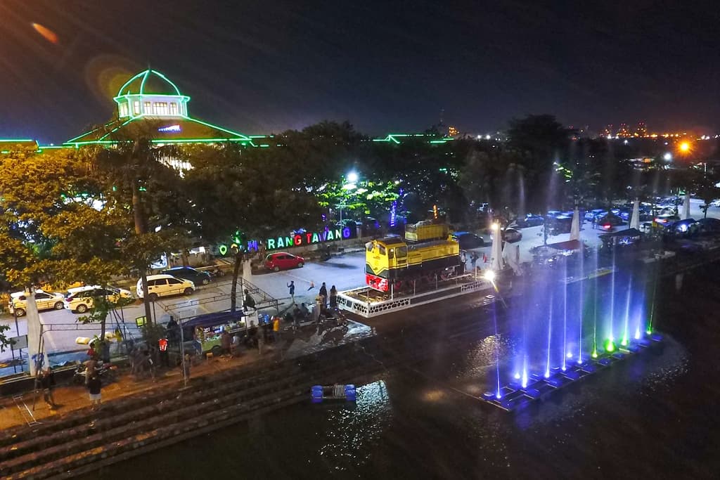 Monumen Lokomotif dan Dancing Fountain Percantik Tampilan Polder Stasiun Semarang Tawang