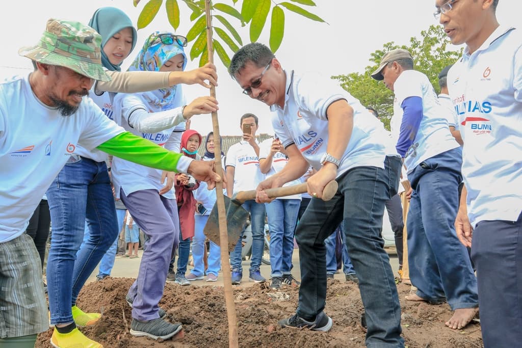 KAI Ajak Masyarakat Bersih-bersih Kampung